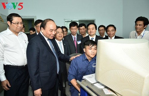 Premierminister Nguyen Xuan Phuc besucht die Universität Da Nang - ảnh 1